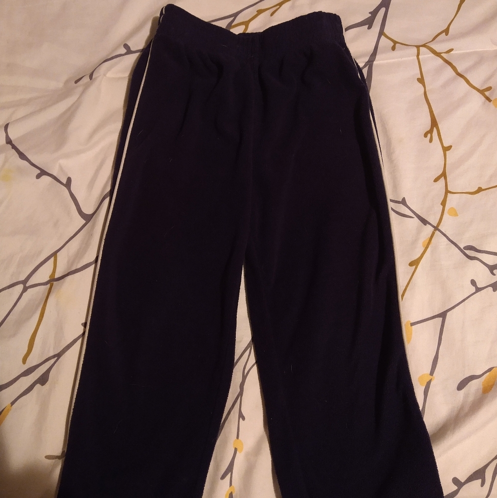I am selling a pair of kids, boys 3T. Black/white.